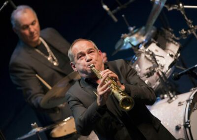 Olivier Franc sur le Saxophone personnel de Sidney Bechet avec Daniel-Sidney Bechet en arrière plan